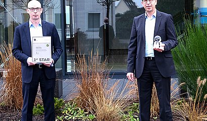 Foto: Nagel Group hält Lean and Green First Star Award in den Händen