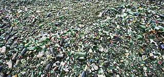 Große Ansammlung an Glasmüll für Recycling