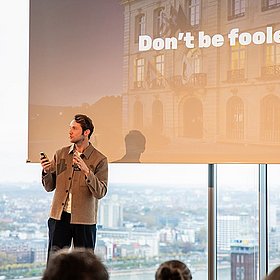 Christoph Goeken beim GS1 Vortrag zum Thema KI Christoph Goeken bei einem Vortrag zum Thema strukturierte Produktdaten im KI-Zeitalter