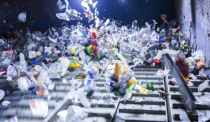 Plastik-Abfall in Sortieranlage für Kunststoffe als Vorstufe zum Recycling von Kunststoffverpackungen