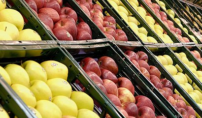 Foto verschiedener Apfelsorten im Supermarkt 