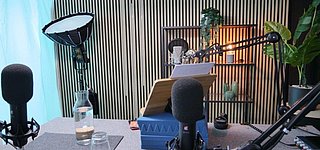 Das Bild zeigt ein Podcast Studio