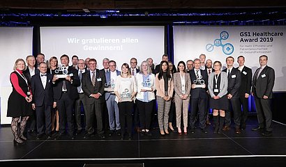 Gruppenbild der Healthcare Award 2019 Preisträger, Leinwand im Hintergrund
