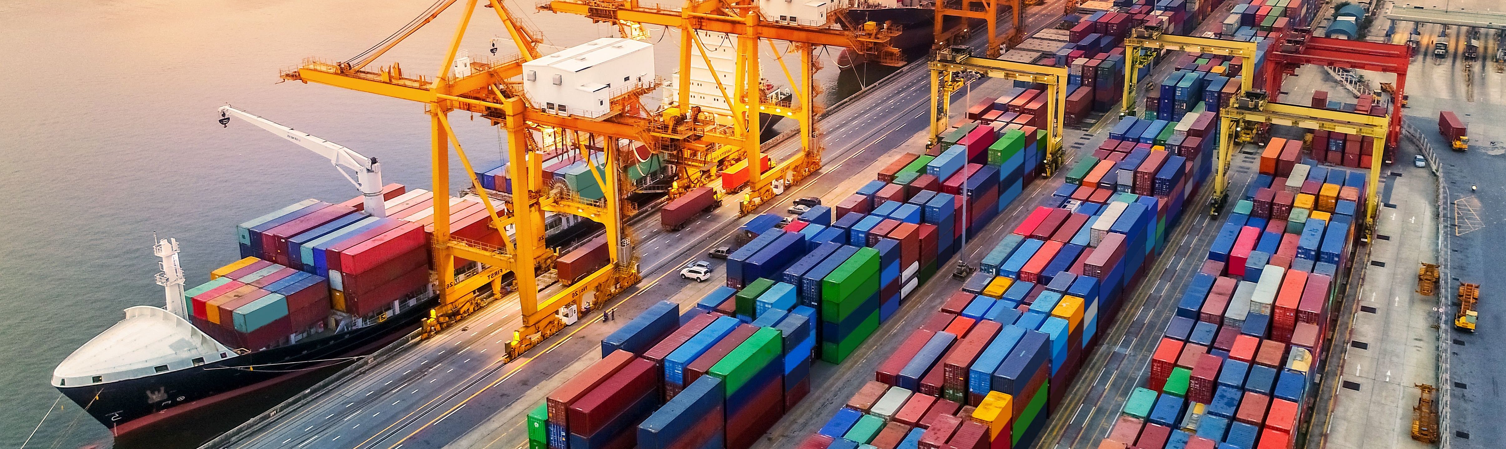 Containerhafen mit Schiff und LKWs soll Supply Chain Management visualisieren