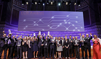 Foto der jubelnden Preisträger des ECR Awards vor Leinwand