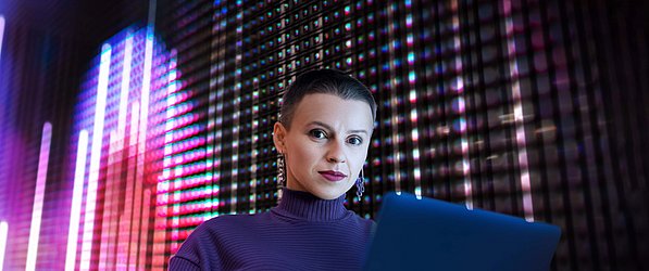 KI für den Mittelstand von der Orientierung zur Umsetzung in 12 Wochen Eine junge Frau mit einem Laptop vor einem technologische Hintergrund
