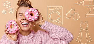 Eine Frau mit zwei Donuts in der Hand