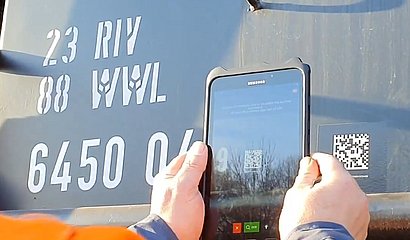 Foto zeigt Smartphone mit Railconnect App
