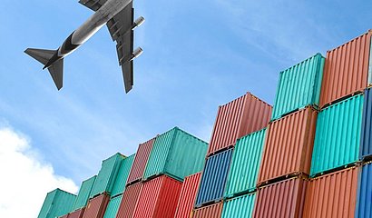 Foto: Flugzeug fliegt über Container, die wie Blocks einer Blockchain aussehen sollen