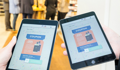 Fotografie Shopper Experience - Personalisiertes Marketing - 2 iPad, die Coupons anzeigen