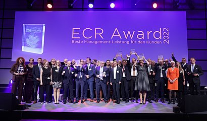 Gruppenfoto auf der Bühne von allen Gewinnerteams des ECR Award 2022