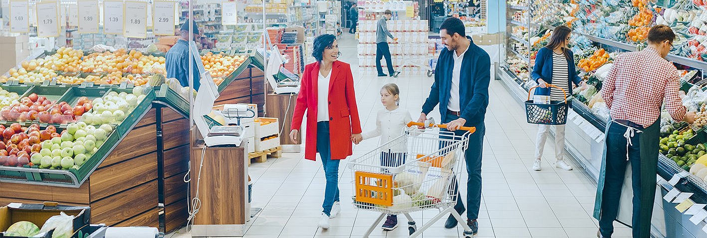 Eine junge Familie geht einkaufen