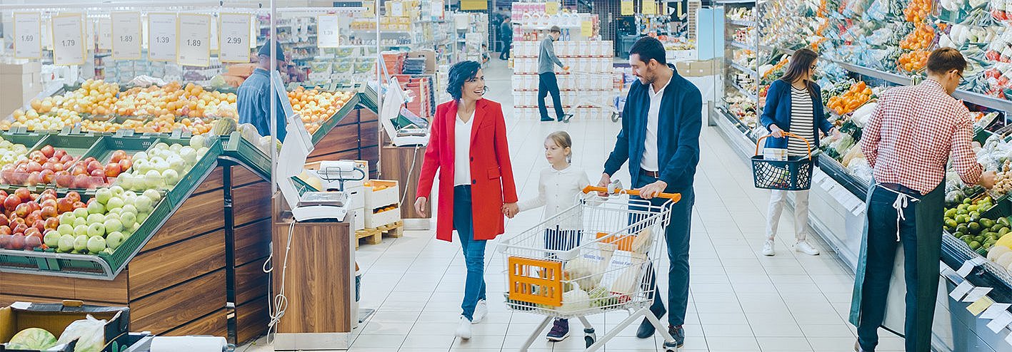 Eine junge Familie geht einkaufen