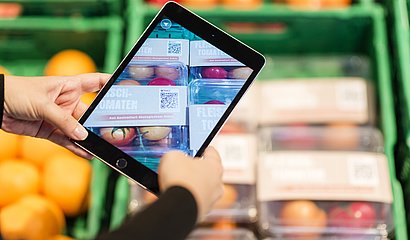 Tablet-Scan von Obst und Gemüse im Supermarkt