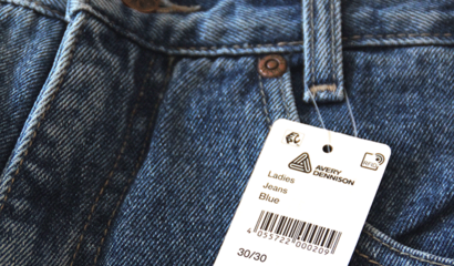 Fotografie RFID Etikett an Jeanshose (für Pressemeldung)