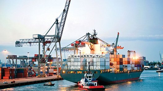 Containerschiffe in einem Hafen beim Beladen