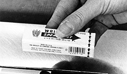 Zoom auf allerersten Barcode-Scan von Wrigley’s-Kaugummis an einer Supermarktkasse in schwarz-weiß
