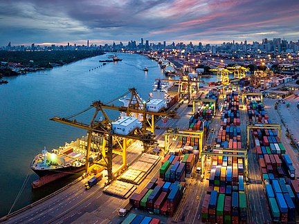 Die Sicht auf einen Hafen bei Nacht, von oben.