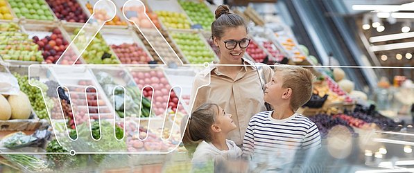 training-category-management-basics-1200x600px-social-media-bild Zur Darstellung des Category Management Trainings wird eine Frau mit zwei Kindern in der Frischeabteilung eines Supermarktes gezeigt