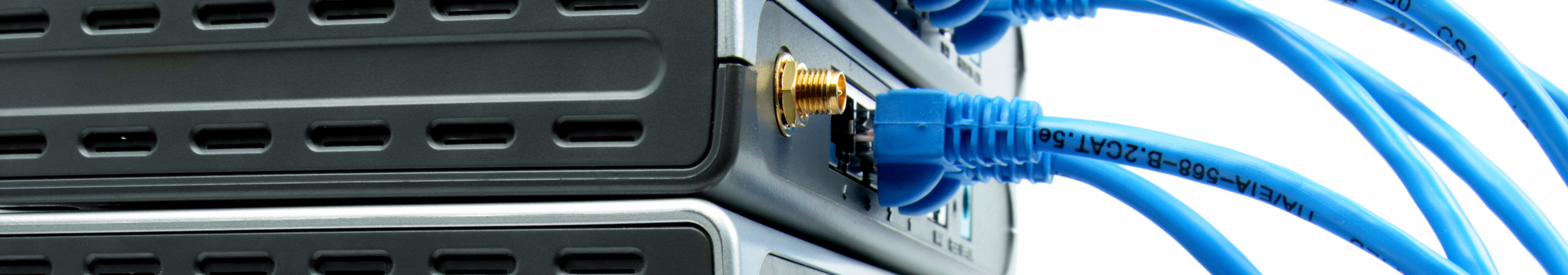 Blaue Kabel in PC-Laufwerken visualisieren den elektronischen Datenaustausch EDI