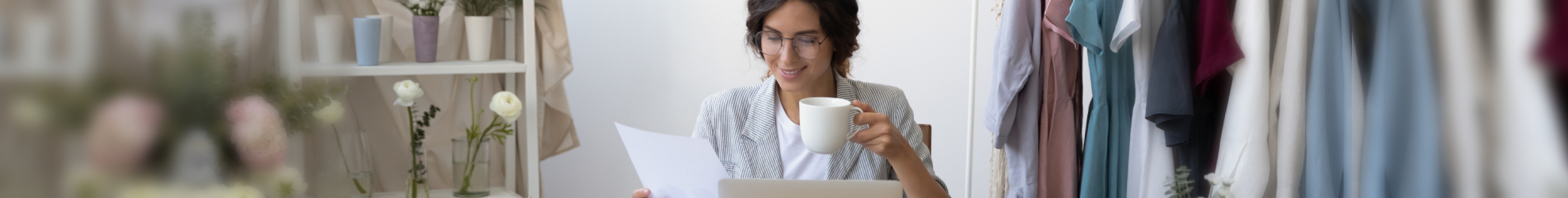 Business Frau sitzt vor Laptop